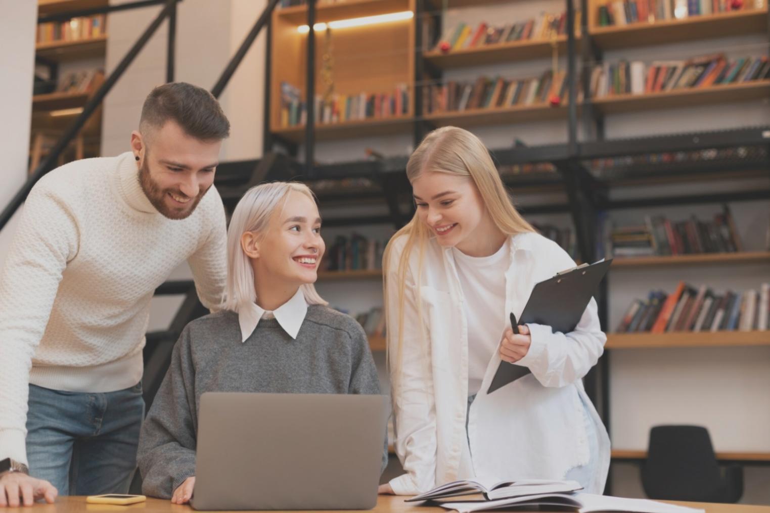 Ambiente di apprendimento collaborativo durante una sessione di coaching